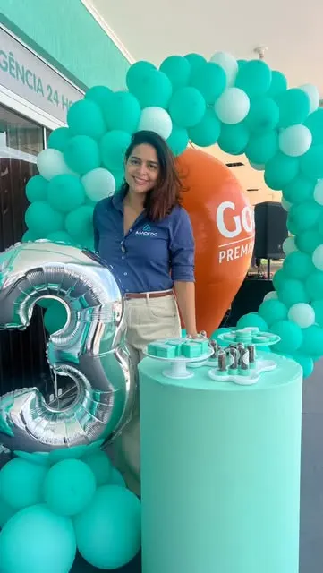 Comemoração de três anos da Pet Clin com balões verde-água